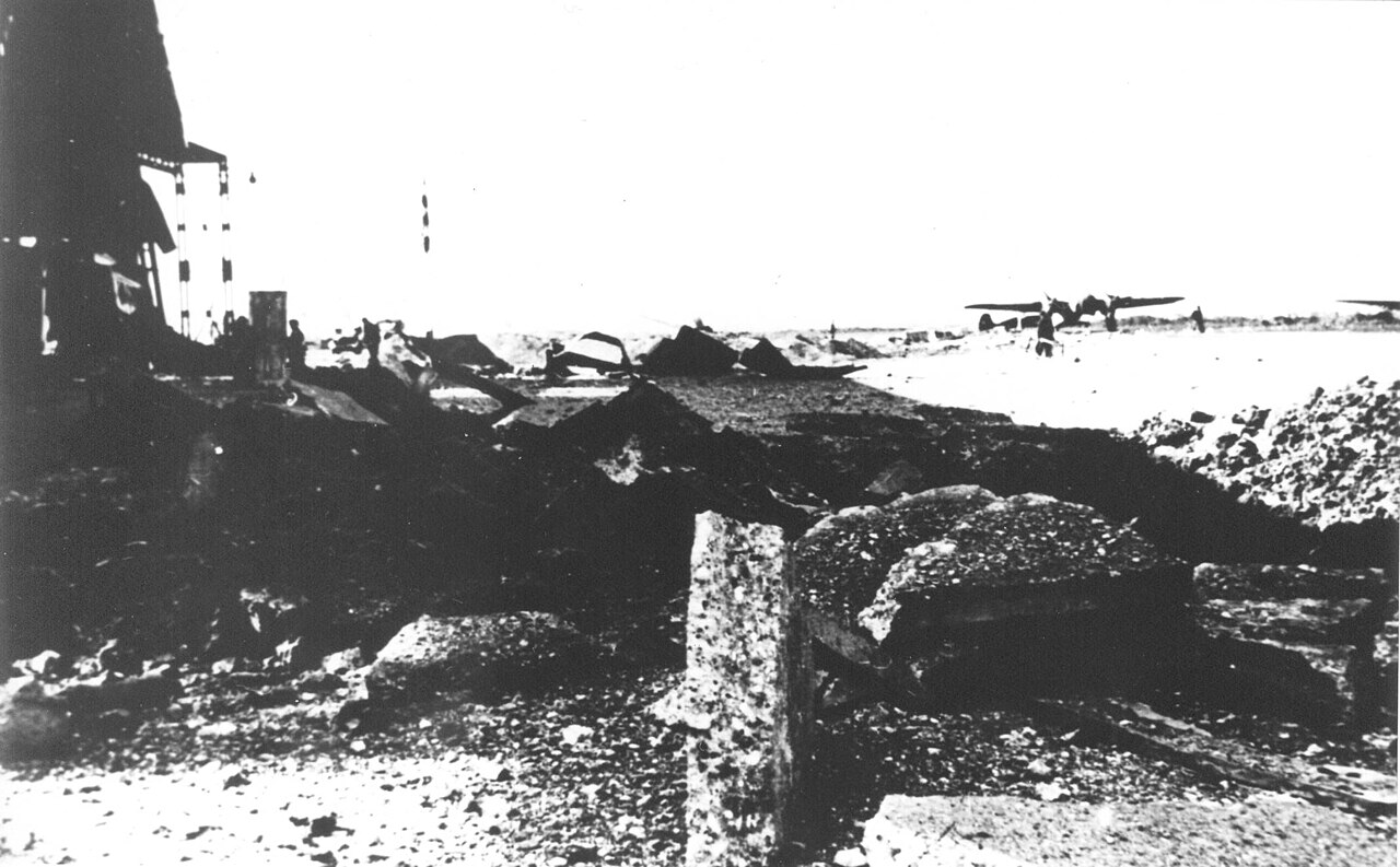 Zračna luka Borongaj, nakon bombardovanja savezničke avijacije 12. travnja 1944. godine (A)